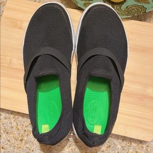 Oofos Women's OOmg Low Black/Black with green inserts size 10
